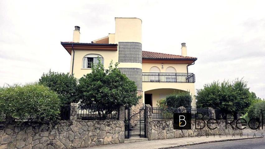 EN VENTA CHALET PAREADO DE CUATRO PLANTAS EN EL CENTRO URBANO DE PLASENCIA, CÁCERES photo 0