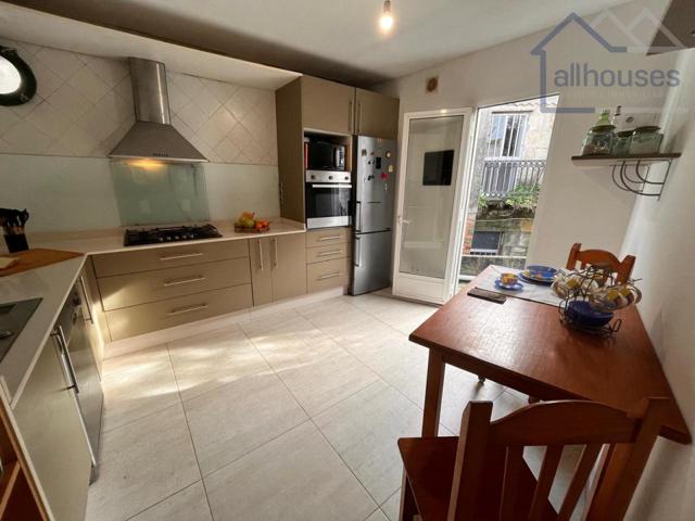 Casa con terraza y asador en Marín, en un entorno encantador frente a plaza emblemática. photo 0