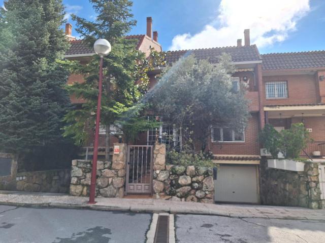 SE VENDE CHALET ADOSADO EN URBANIZACION LOS ROBLES. photo 0