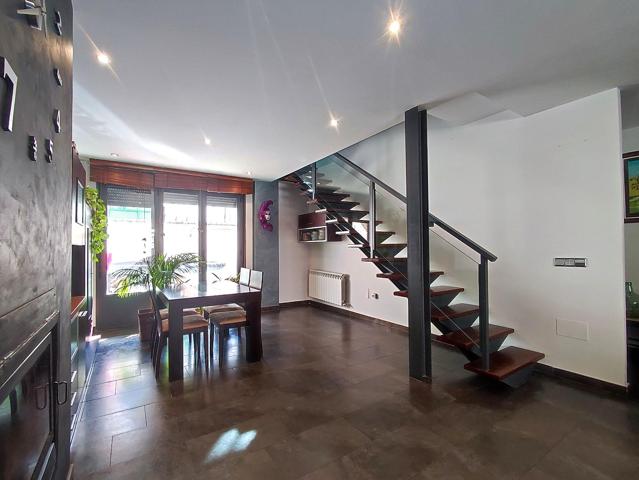 Chalet en el centro de Laguna de Duero. Vivienda de 257m2 útiles construida en 2008 con patio de 68 photo 0