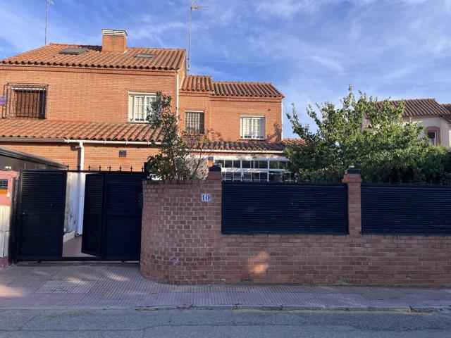 Unifamiliar Pareada En venta en Calle Anchuelo, Villalbilla photo 0