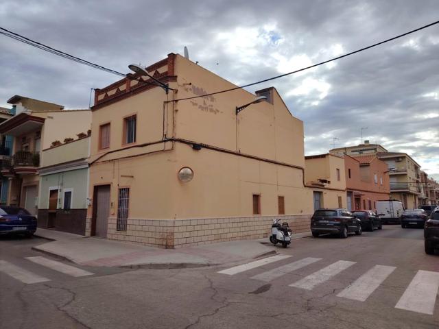 Casa en el casco urbano de La Pobla de Vallbona photo 0