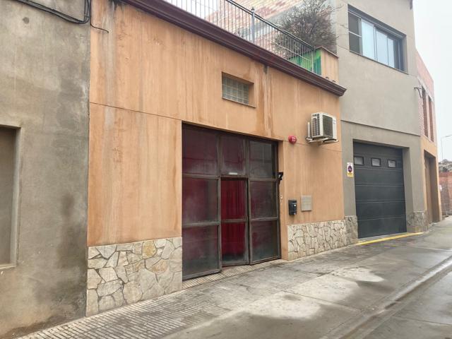 Estupendo local comercial, totalmente equipado y listo para montar su negocio; con una superficie en planta baja de 110 m2 y en planta primera de16,50 m2, esta primera planta, ampliable hasta los 60,40 m2.
Se comercializa en alquiler a un precio muy aseq photo 0