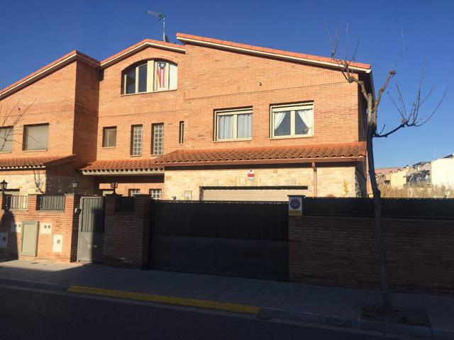 Precioso chalet adosado, situado en una de las mejores zonas residenciales de la población de Bellpuig, con unas excelentes calidades y acabados.
Se distribuye en:
Planta Baja: Entrada-recibidor, gran salón comedor con acceso directo a un precioso jardin, photo 0