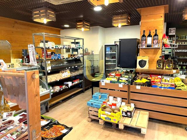 REF- UN4137- ALQUILER Y TRASPASO DE TIENDA GOURMET EN TORRELODONES - MADRID photo 0