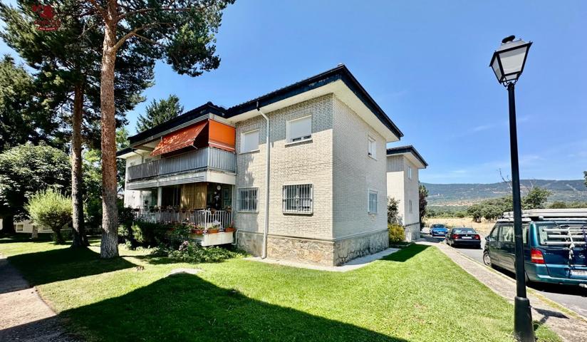 Piso de 82m2 con 2 dormitorios, baño, terraza cerrada con cortina de cristal, trastero y garaje en urbanización con piscina y amplios jardines. photo 0