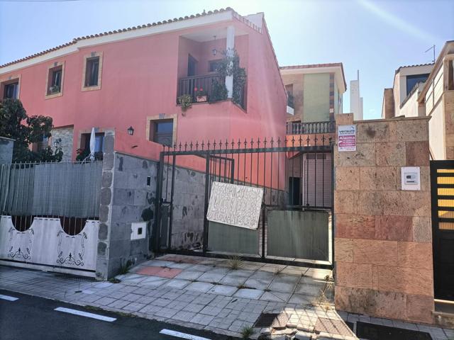 Vivienda unifamiliar adosado de tres plantas situada en Montaña Las Palmas. Telde photo 0