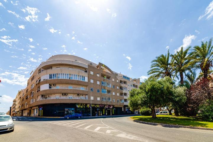 PISO DE 2 DORMITORIOS CON PISCINA EN TORREVIEJA CERCA DEL CENTRO DE TORREIVEJA photo 0