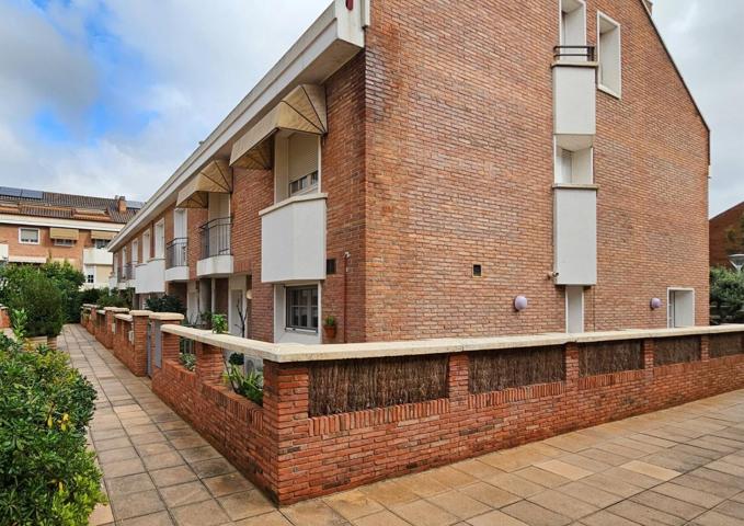 Chalet adosado en venta en ronda del Canigó - Esplugues de Llobregat photo 0