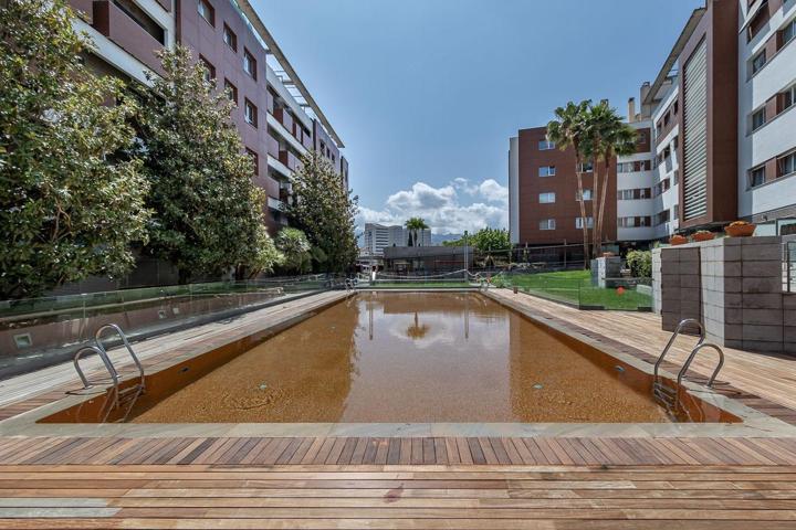 Magnífico piso con altas calidades con piscina, plaza de garaje y trastero. Novocampus. photo 0