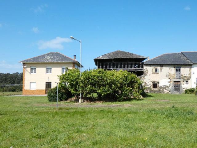 Venta de propiedad con dos casas, una en buen estado y otra de piedra para rehabilitar, hórreo, todo en una finca de 22.000 m2 , a 5 minutos de la playa. photo 0