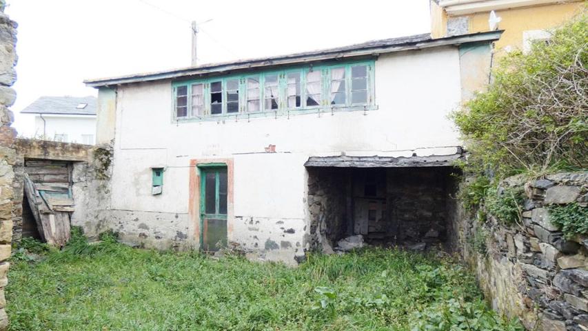 VENTA DE CASA PAREADA DE PIEDRA, CON BASE DE HÓRREO Y JARDÍN CERRADO DE MURO. photo 0