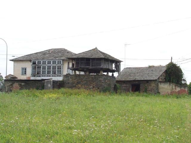 CASONA ASTURIANA DE PIEDRA, HÓRREO, ANEXOS Y PARCELA CERCA COSTA. photo 0