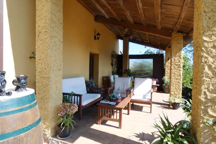 CASA EN MUY BUEN ESTADO CON 25.000 M2 DE FINCA CON DIVERSIDAD DE ÁRBOLES ORNAMENTALES, FRUTALES Y FLORES DE TODO TIPO, CON MOLINO, HÓRREO, POZO DE AGUA. photo 0