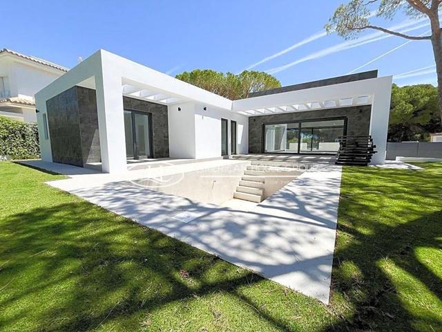 Chalet de Diseño de Obra Nueva con Piscina en Venta en Novo Sancti Petri, Chiclana de la Fra., Cádiz photo 0