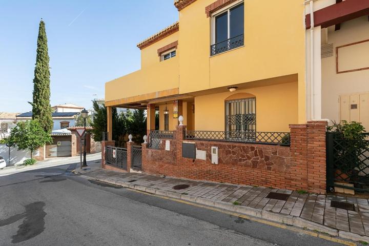 OPORTUNIDAD ÚNICA EN HUÉTOR VEGA – CHALET PAREADO CON PISCINA POR 310.000€! photo 0