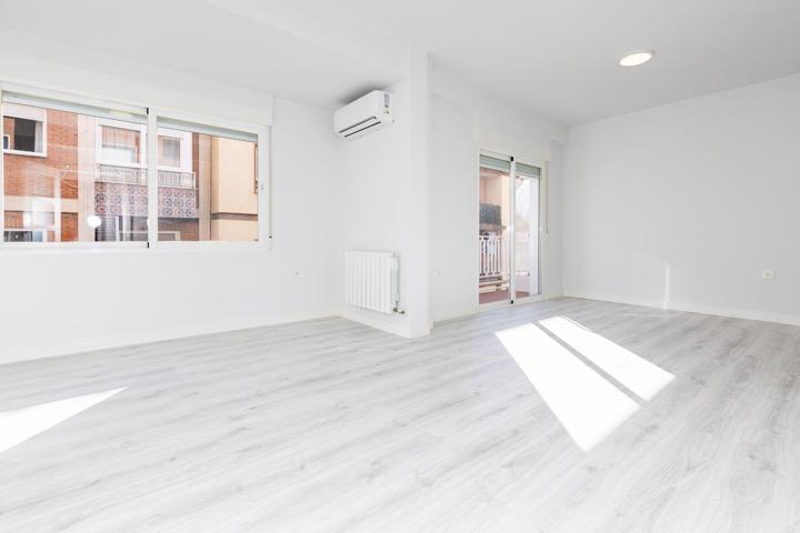 Piso Amplio y Reformado en Pleno Centro de Granada – Ideal para Disfrutar la Ciudad photo 0