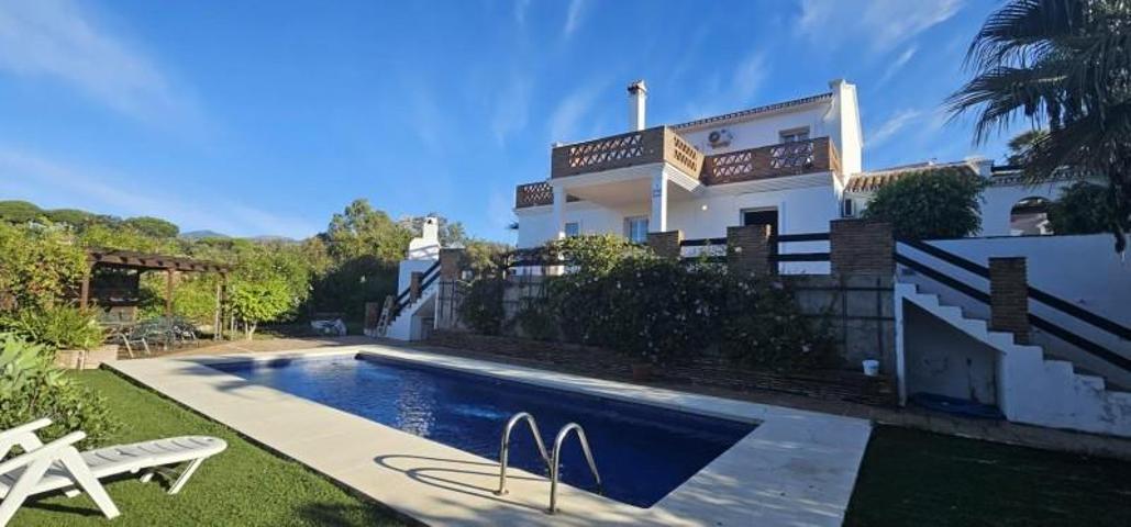 Chalet en venta en Elviria, Costa del Sol photo 0