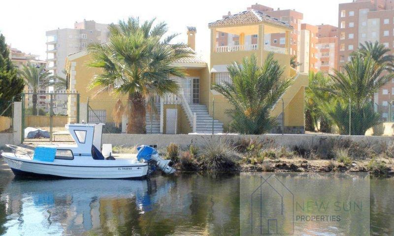 Chalet en venta en La Manga del Mar Menor, LA MANGA DEL MAR MENOR photo 0