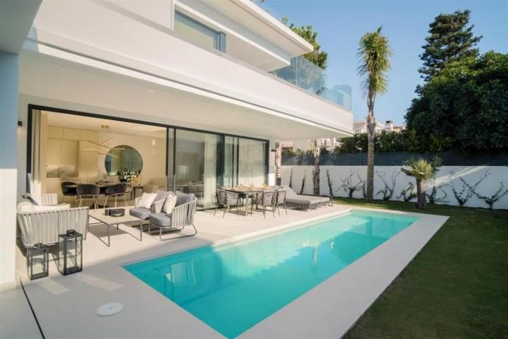 Chalet en venta en Marbella, Marbella Golden Mile - Rio Verde Playa photo 0