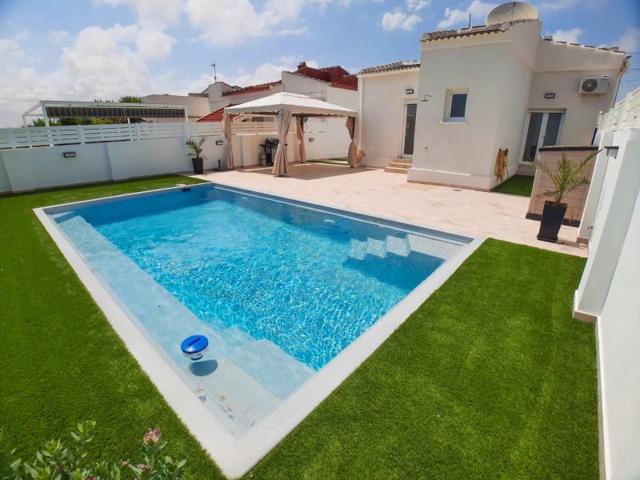 Chalet en venta en Torrevieja photo 0