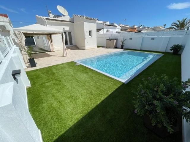 Chalet en venta en Torrevieja photo 0