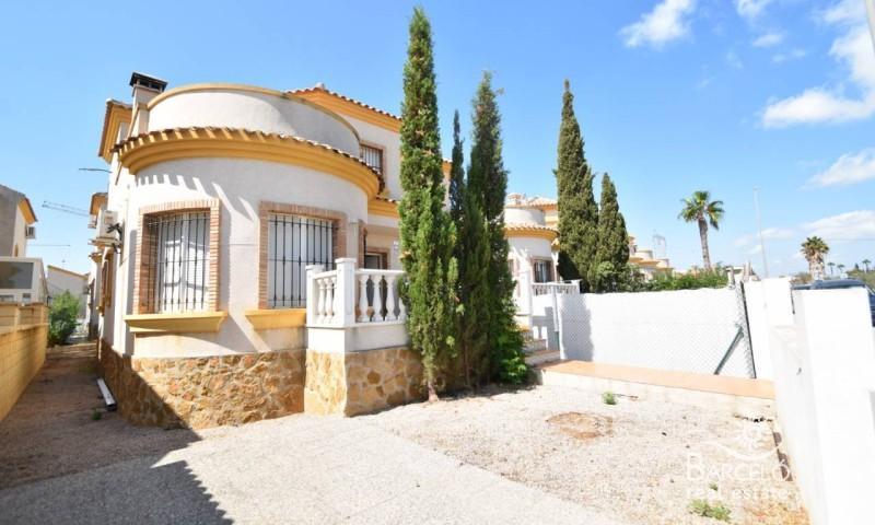 Chalet en venta en Los Montesinos, La Herrada photo 0