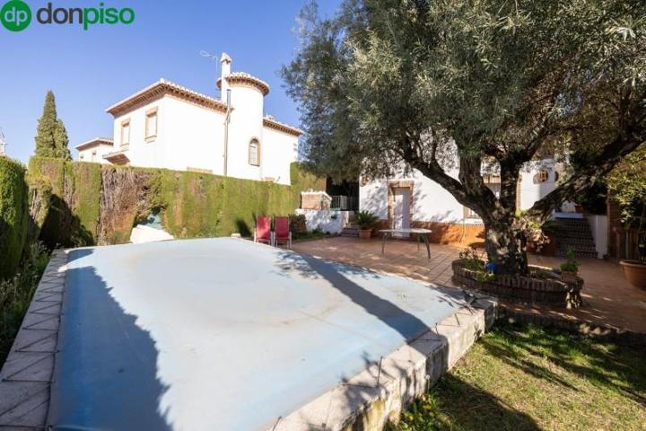 Chalet en venta en Zubia, Vía del tranvía photo 0