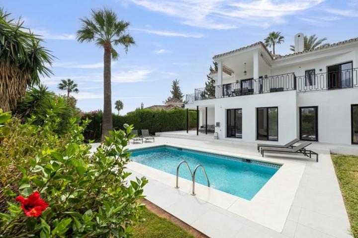 Chalet en venta en Marbella, Nueva Andalucia photo 0