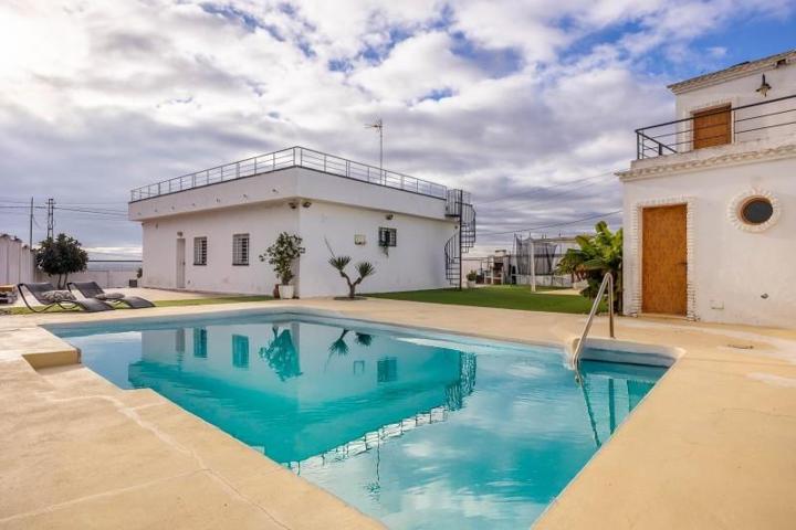 Chalet en venta en Alcalá de Guadaira, Cruz de Marchenilla photo 0
