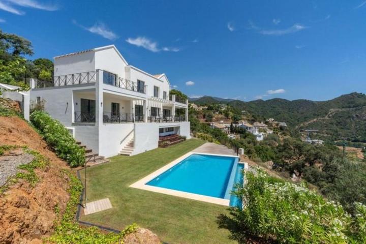 Chalet en venta en Benahavís, Costa del Sol Occidental-Área de Marbella photo 0