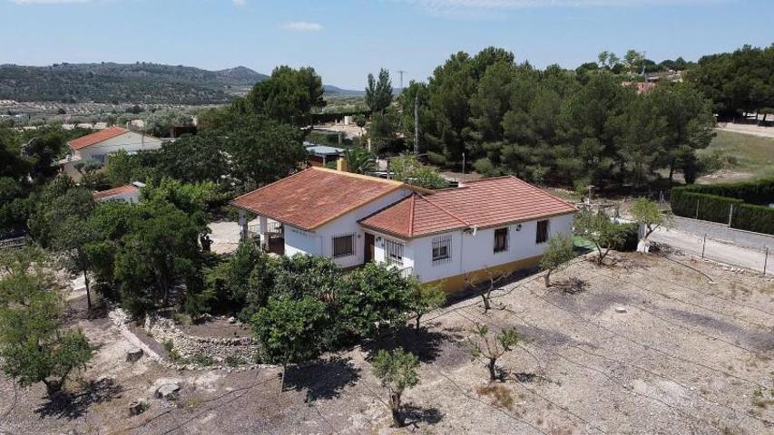 Casa con terreno en venta en Caudete photo 0