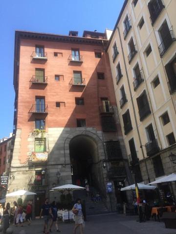 Piso en alquiler en Madrid, Calle de Cuchilleros, 28005 photo 0