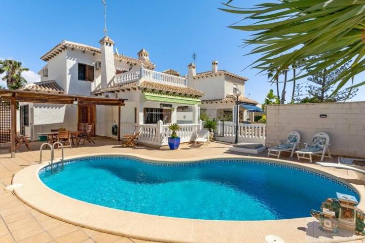 Chalet en venta en Orihuela Costa, La Zenia photo 0