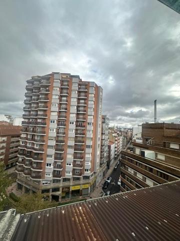Piso en venta en León, Centro photo 0