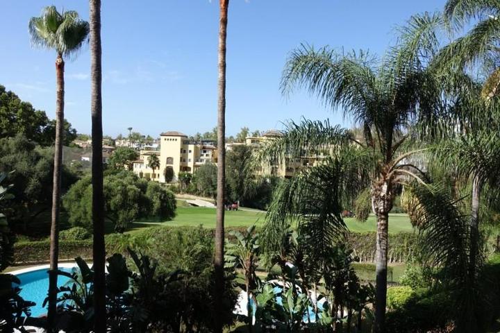 Apartamento en venta en Marbella, Guadalmina Alta photo 0