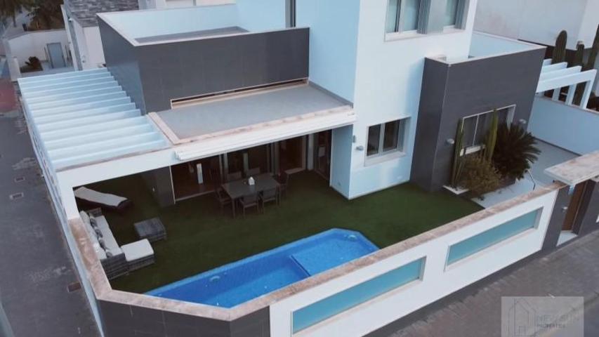 Chalet en venta en Orihuela Costa, Mil Palmeras photo 0