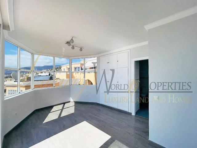 Chalet en venta en Adeje, Avenida Europa, 38660 photo 0