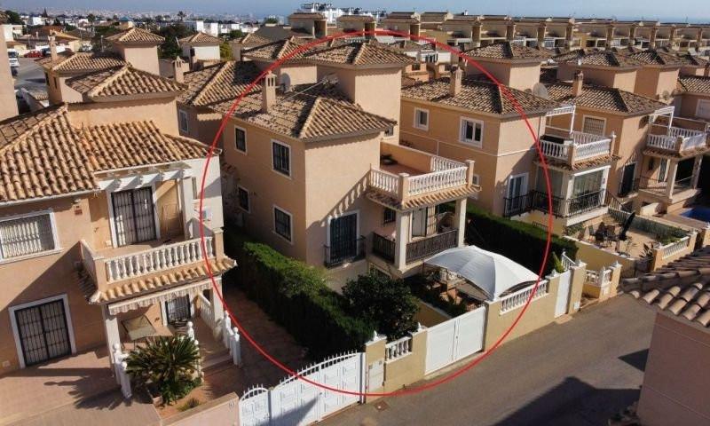 Chalet en venta en Orihuela Costa photo 0