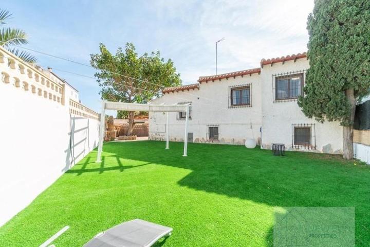 Chalet en venta en Torrevieja, Punta Prima photo 0