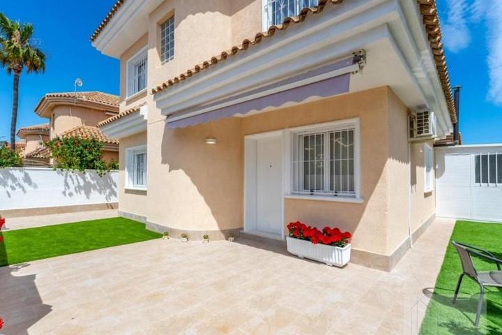 Chalet en venta en Torrevieja, Punta Prima photo 0