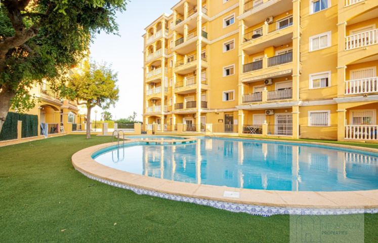 Apartamento en venta en Torrevieja, Torrelamata photo 0