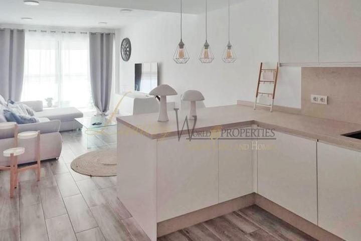 Apartamento en venta en Adeje, Avenida de los Vientos, 38670 photo 0
