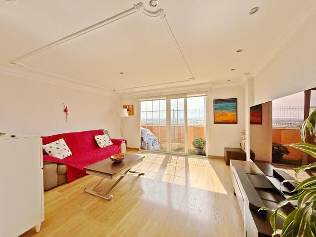 Se vende excelente ático de 3 habitaciones con terraza de unos 30 metros y una plaza de pakring photo 0