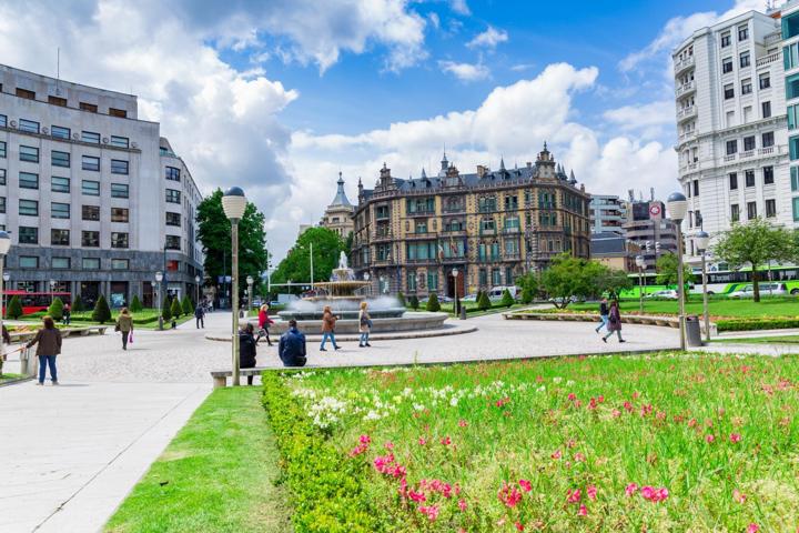 En una de las mejores zonas de Bilbao se venden tres inmuebles photo 0
