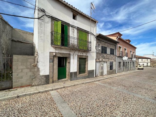 Casa de dos plantas más desvan diafano a reformar con pequeño patio trasero en Santa Cruz de Pinares. photo 0