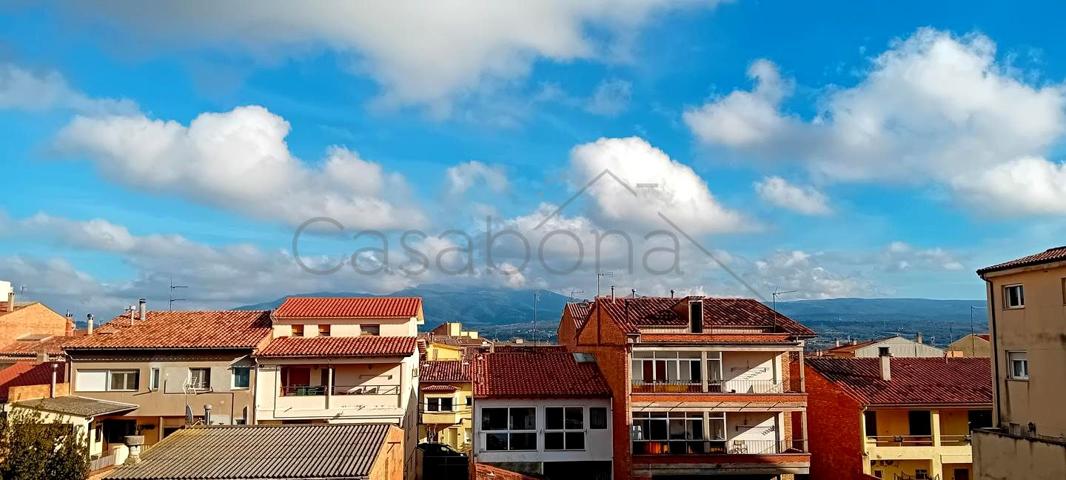 CASA PAREADA CÉNTRICA EN TONA, 4 HAB. 2 BAÑOS, GARAJE, JARDÍN, VISTAS, BUEN ESTADO. photo 0