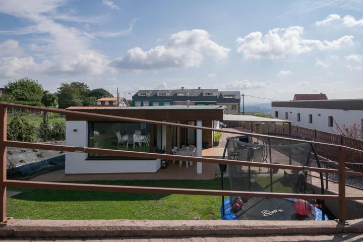 CHALET DE DISEÑO CON PISCINA EN ALVEDRO (CULLEREDO) photo 0