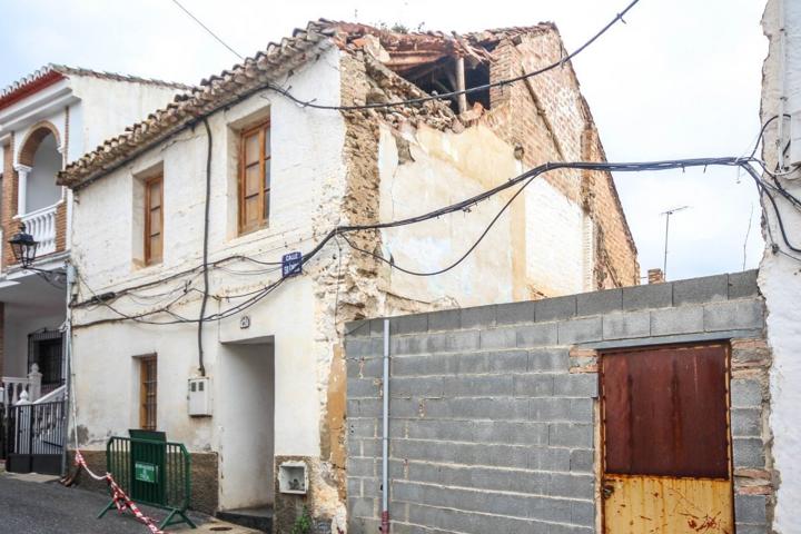 Casa para reformar, situada en la calle Silencio de Dúrcal. Está en estado de ruina. photo 0