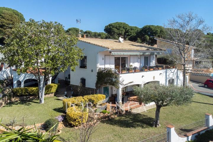 Villa característica en un terreno llano con hermosas vistas. A sólo 3 km de las playas y comercios. photo 0